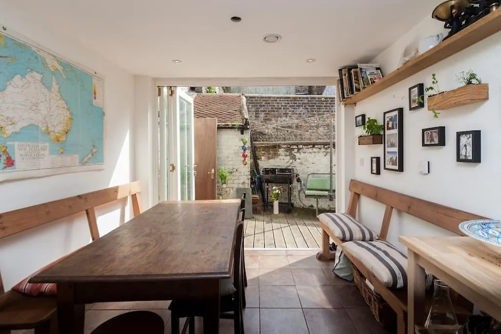 Stunning Central Brighton Home 0*,